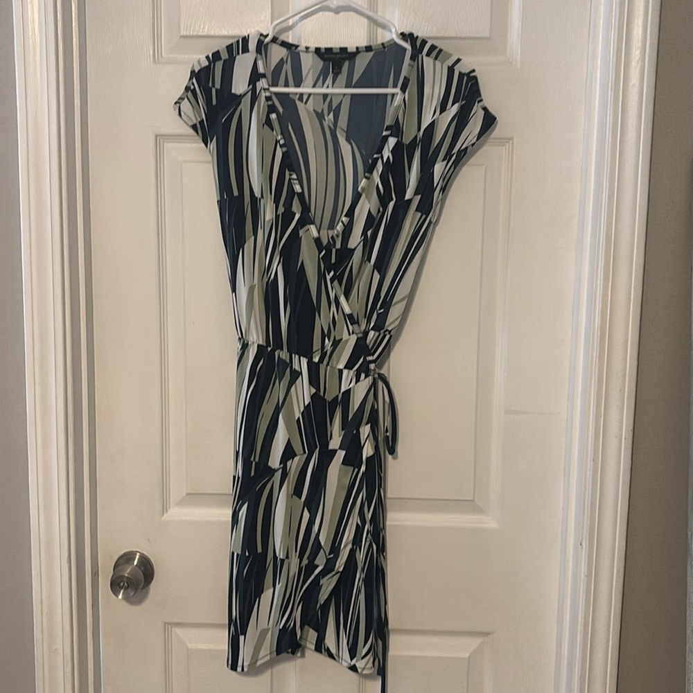 Banana Republic sleeveless wrap dress. So cute for summer! - Picture 3 of 4